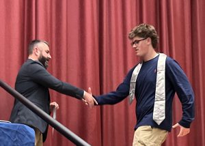 2 people shake hands