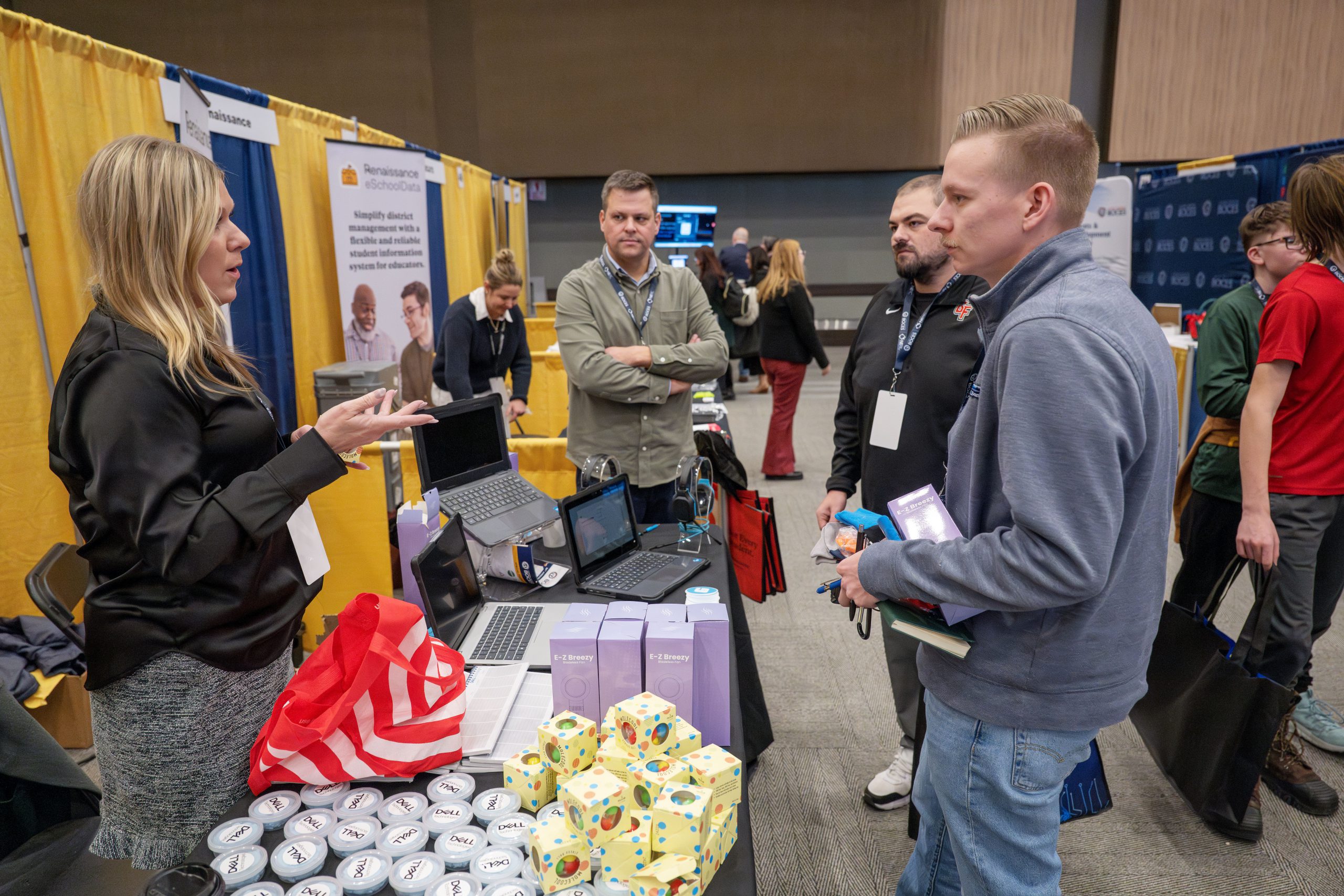 People are speaking at the vendor showcase.