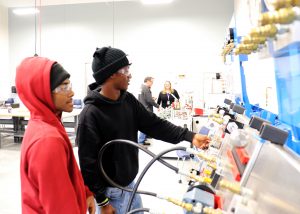 2 students operate an air circuit